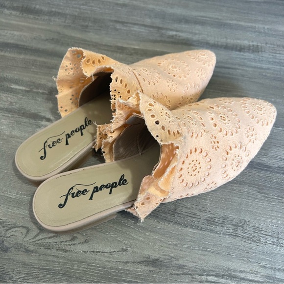 Free People Eyelet Ruffle Sienna Slip on Mule Flat Like New - Picture 4 of 9